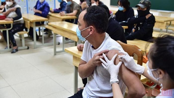 Vaccination against COVID-19 for people (Photo: NDO)