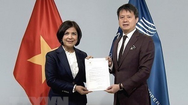 Ambassador Le Thi Tuyet Mai (L), Permanent Representative of Vietnam to the UN, WTO and other international organisations in Geneva presents Vietnam’s signed WPPT document to WIPO Director General Daren Tang (Photo: VNA)