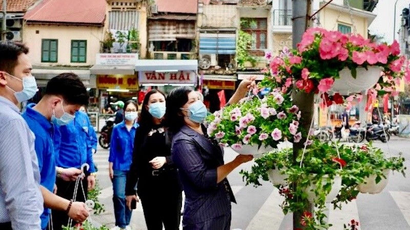 Hang Dao ward organising street decorations to create a clean and beautiful landscape, while welcoming tourists.