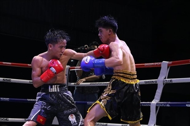 Le Huu Toan (right) at the WBA Asia minimum weight belt match in HCM City on March 21. Toan is the first Vietnamese boxer named in the WBA's top 10. (Photo: thethaovietnamplus.vn)