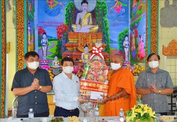 Chairman of the Council for Ethnic Affairs Y Thanh Ha Nie Kdam (second, left) visits Bac Lieu province on the Chol Chnam Thmay festival. (Photo: VNA)