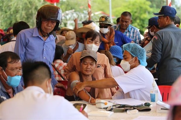 Doctors provide medical checkups for local residents (Photo: VNA)