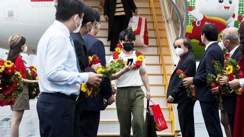 Korean visitors are welcomed upon arrival in Phu Quoc, Vietnam. (Photo: VNA)