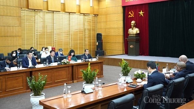 The meeting between Minister of Industry and Trade Nguyen Hong Dien and South African Ambassador Mpetjane Kgaogelo Lekgoro on April 2 (Photo: congthuong.vn)
