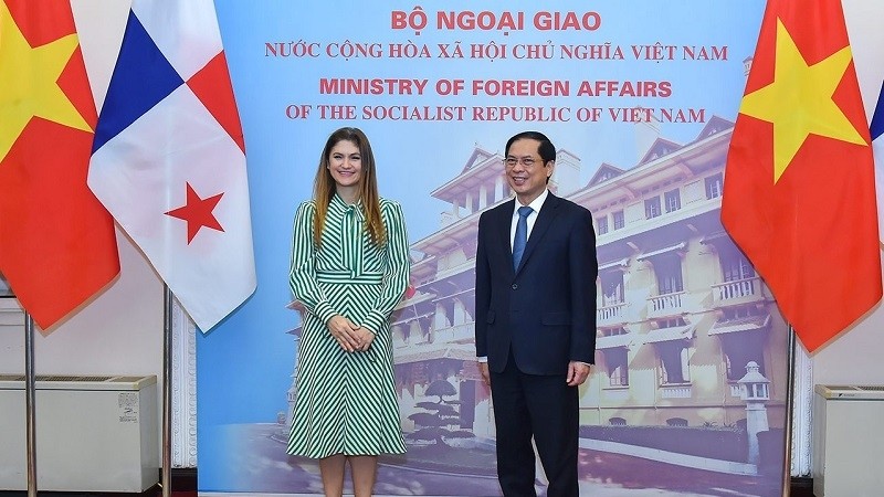Foreign Minister Bui Thanh Son and his Panamanian counterpart Érika Mouynes (Photo: Bao Quoc te)