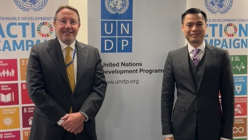 Vietnamese Ambassador Dang Hoang Giang and UNDP Administrator Achim Steiner (Photo: VOV)