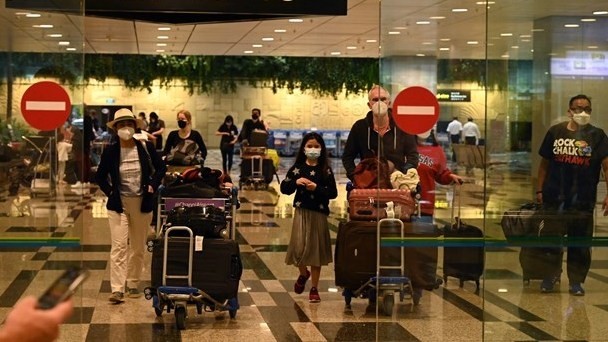 Passengers at Changi International Airport of Singapore on April 1. (Photo: AFP/VNA)
