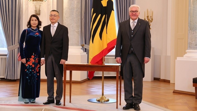 Vietnamese Ambassador Vu Quang Minh presents his credentials to German President Frank-Walter Steinmeier. (Photo: VNA)