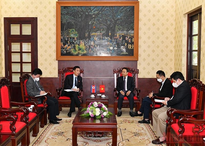 Nhan Dan Deputy Editor-in-Chief Dinh Nhu Hoan (R) receives Chargé d'affaires of the Democratic People’s Republic of Korea Embassy in Vietnam Ri Ho Jun (Photo: THUY NGUYEN)
