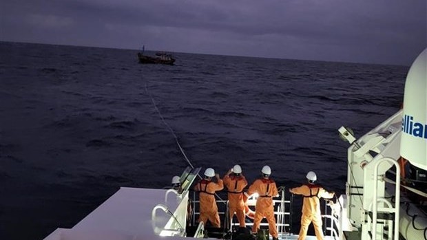 Ship SAR 412 tugs the fishing vessel in distress to Da Nang city. (Source: VNA)