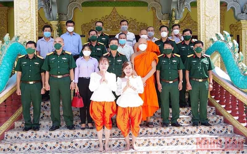 The delegation poses for a photo with dignitaries and the Management Board of Som Rong Pagoda