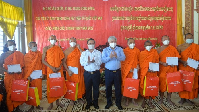 President of the Vietnam Fatherland Front Central Committee Do Van Chien presents gifts to Khmer Theravada Buddhist dignitaries and followers in O Mon district, Can Tho city. (Photo: NDO)