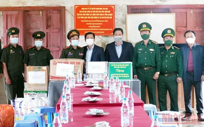 Chairman of Thua Thien Hue Provincial People’s Committee Nguyen Van Phuong presents a gift to the Border Protection Company 531, under the Military Command of Se Kong Province (Laos).