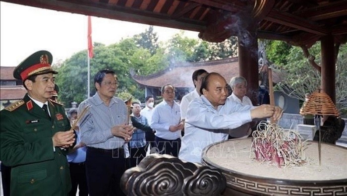 President offers incense to legendary ancestors of Vietnam (Photo: VNA)