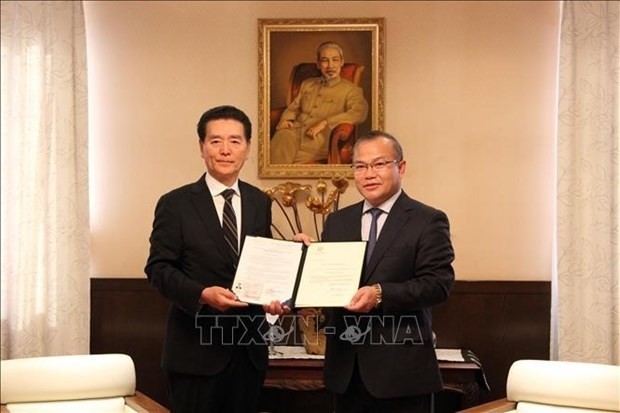 Vietnamese Ambassador Vu Hong Nam (R) and  honorary consul Moriyuki Taniguchi (Photo: VNA)