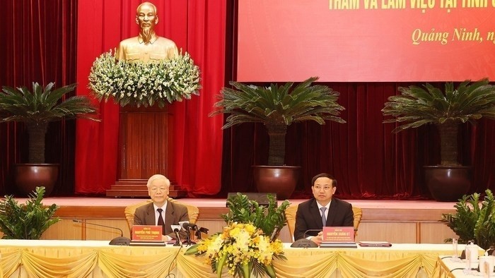 Party General Secretary Nguyen Phu Trong (L) at the working session with Quang Ninh officials on April 6. (Photo: VNA)