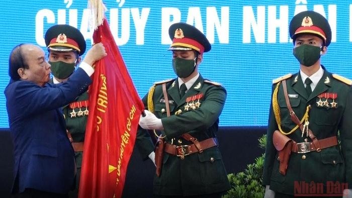 President Nguyen Xuan Phuc presents the third-class Labour Order to Cu Chi district. (Photo: NDO)