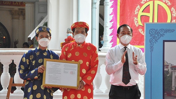 At the ceremony to receive the PM's decision, recognising Go Thanh collection of elephant-shaped gold leaves (Photo: NDO)