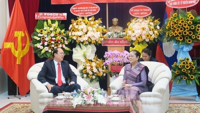 Vice Chairman of the Ho Chi Minh City People’s Committee Nguyen Ho Hai (L) and Lao Consul General Phimpha Keomixay at the event. (Photo: hcmcpv.org.vn))