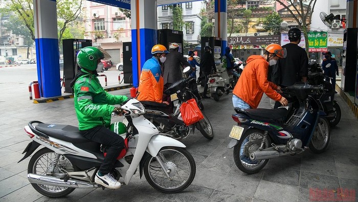 The retail prices of oil and petrol were adjusted down starting from 3pm on April 12. (Photo: NDO)