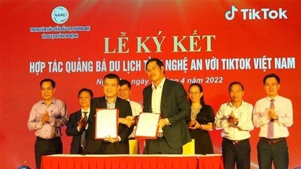 A cooperation agreement is signed on launching a tourism promotion campaign on TikTok Apps between the centre and TikTok Vietnam (Photo: VNA)
