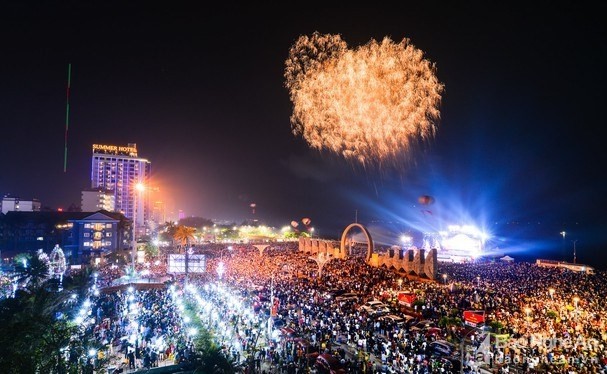 Firework display at Cua Lo (Photo: baonghean.vn)