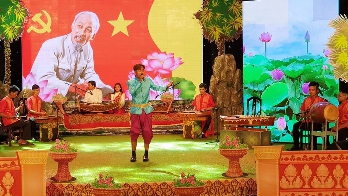 An art performance featuring Khmer people's respect to Uncle Ho (Photo: NDO)