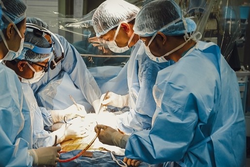 Doctors performing the liver transplant surgery on the nine-month-old boy. (Photo courtesy of Vietnam National Children’s Hospital)