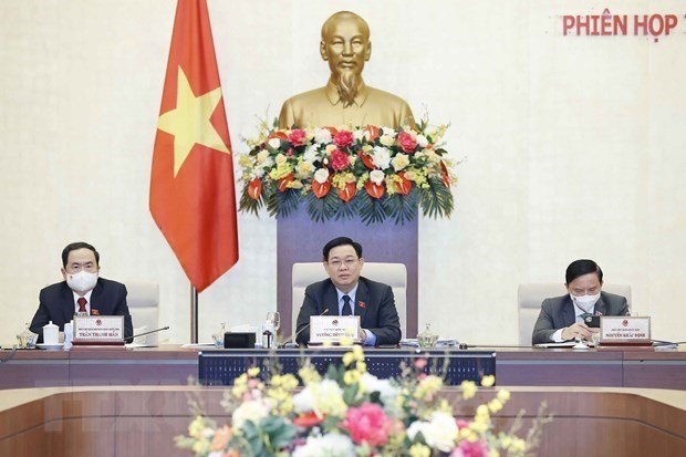 NA Chairman Vuong Dinh Hue (centre) (Photo: VNA)
