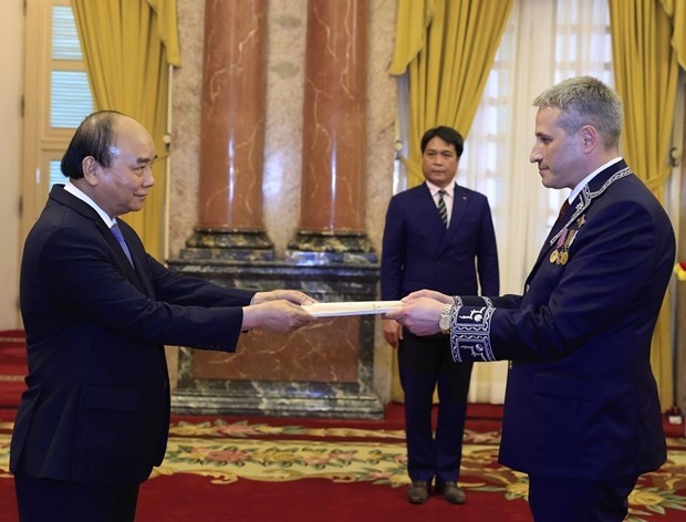 President Nguyen Xuan Phuc (L) receives the credentials from Belarusian Ambassador Vladimir Baravikov on April 13. (Photo: VNA)