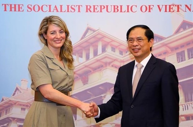 Foreign Minister Bui Thanh Son (R) and his Canadian counterpart Mélanie Joly meet in Hanoi on April 13. (Photo: VNA)