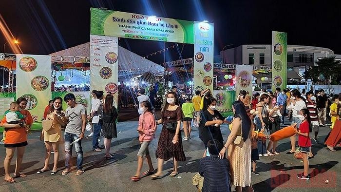 People flock to Southern Folk Cake Festival. (Photo: NDO)