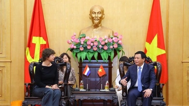 Director of the Ho Chi Minh National Academy of Politics Nguyen Xuan Thang (right) and Dutch Ambassador Elsbeth Akkerman (Photo: VNA)
