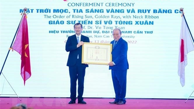 Professor Vo Tong Xuan receives the Order of the Rising Sun. (Photo: VNA)