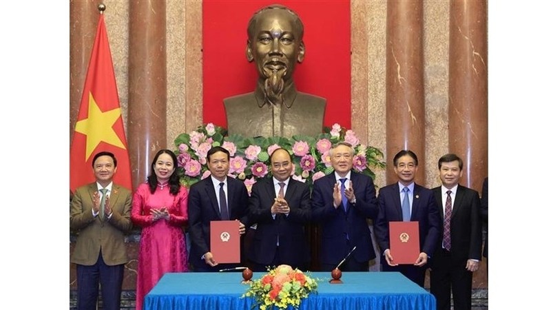 President Nguyen Xuan Phuc (middle) witnesses the signing of the coordination regulations between the Presidential Office, and the Supreme People’s Court and the Supreme People’s Procuracy. (Photo: VNA)