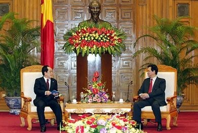 Prime Minister Nguyen Tan Dung (right) and the Repulic of Korea's Minister for Food, Agriculture, Forestry and Fisheries