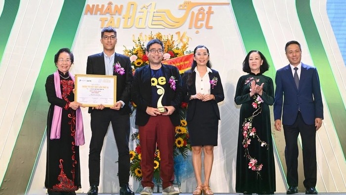 Politburo member Truong Thi Mai presents awards to winners in the category of information and technology. (Photo: hanoimoi)