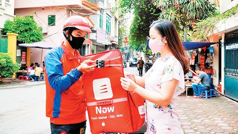 An employee of an e-commerce platform delivers goods to customers. (Photo: NGOC CHAU)