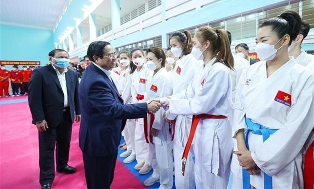 Prime Minister Pham Minh Chinh talks to athletes at the the national sports training centre on April 18. (Photo: VNA)