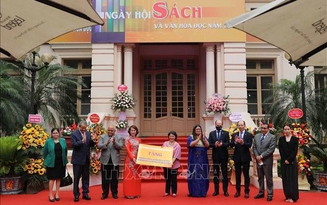 Representatives of the embassies of 10 Spanish-speaking countries presented books to the National Library of Vietnam (Photo: VNA)