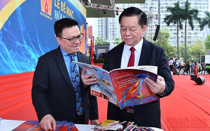 Secretary of the Party Central Committee (PCC) and Head of the PCC’s Commission for Information and Education Nguyen Trong Nghia visits the exhibition booth of Nhan Dan Newspaper. (Photo: NDO)
