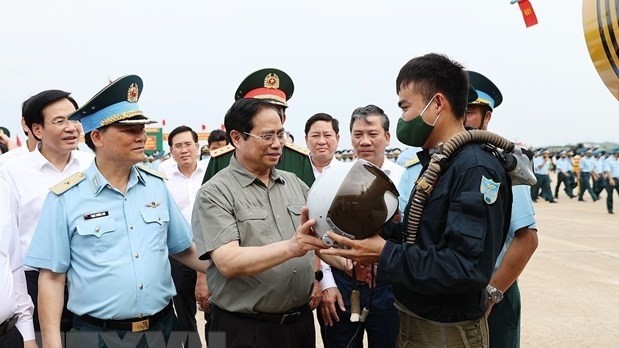 Prime Minister Pham Minh Chinh visits Regiment 937 of Division 370 of the Air Defense and Air Force Service. (Photo: VNA)