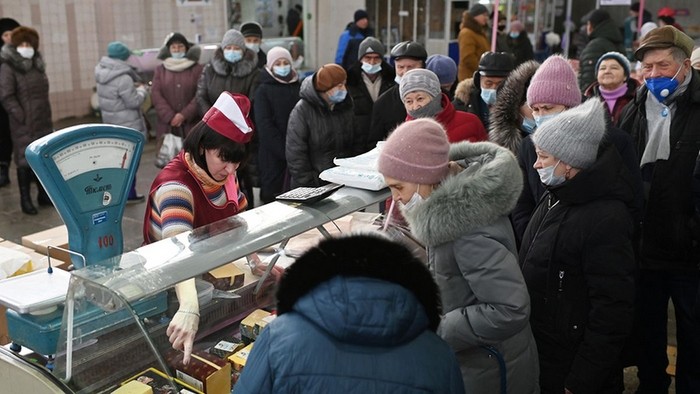 Customers line up next to a counter at a market in Omsk, Russia, February 18, 2022. (Source: Reuters)
