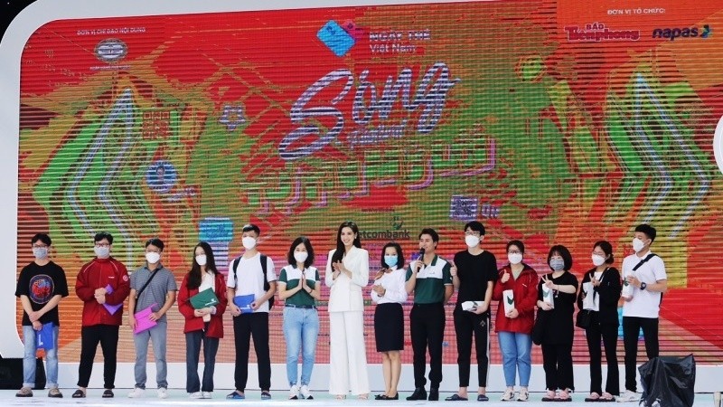 Miss Do Thi Ha and students at Song Festival