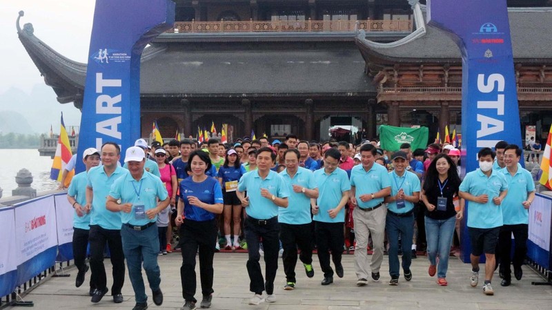 Athletes participate in the first national marathon for traffic safety 2022 at Tam Chuc Pagoda. (Photo: Dao Phuong)