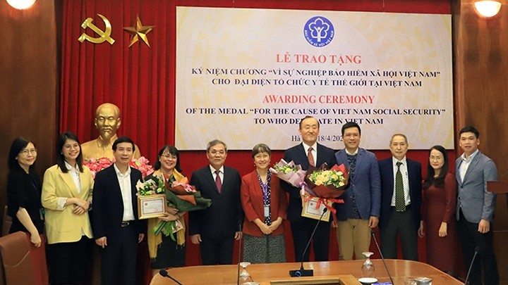 WHO Vietnam officials are honoured for their contributions to social security in Vietnam. 