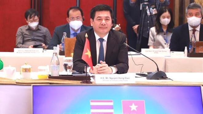 Vietnamese Minister of Industry and Trade Nguyen Hong Dien attends the meeting. (Photo: VNA)