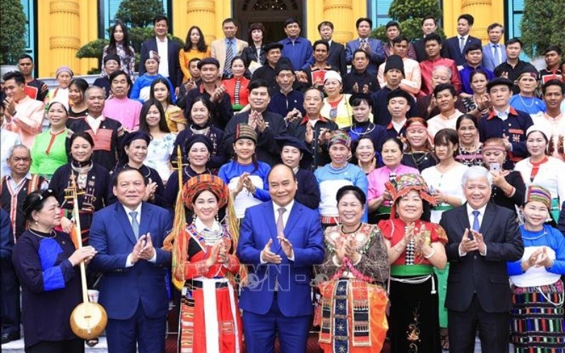 President Nguyen Xuan Phuc receives a delegation of 92 outstanding patriarchs and heads of villages and artisans of ethnic minority groups. (Photo: VNA)
