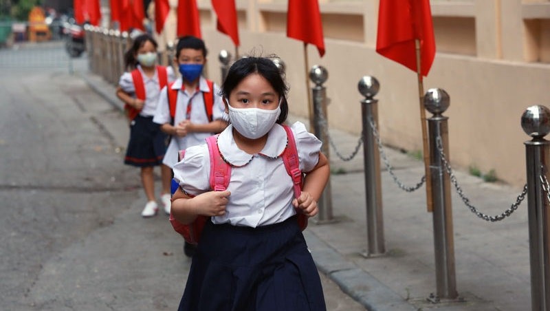 Children in Hanoi on their way to school. (Photo: The Dai)