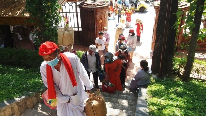 A number of pilgrims flock to the festival on the opening day. (Photo: qdnd.vn)